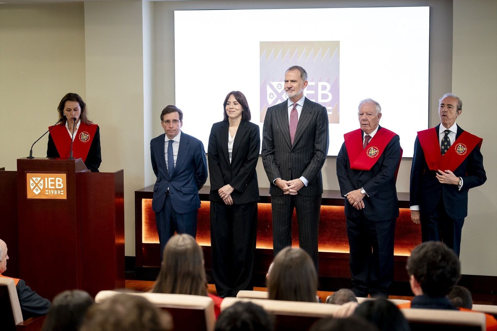 Felipe VI inaugura el moderno campus del IEB en Madrid y entrega becas a la excelencia