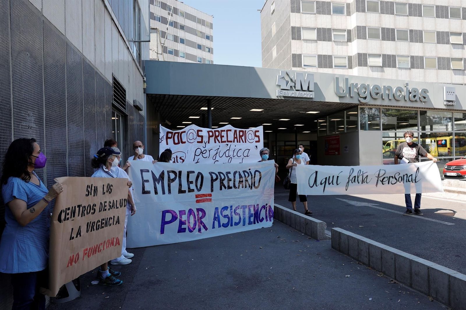 Trabajadores de Urgencias y Emergencias de Madrid se manifiestan ante el Hospital La Paz