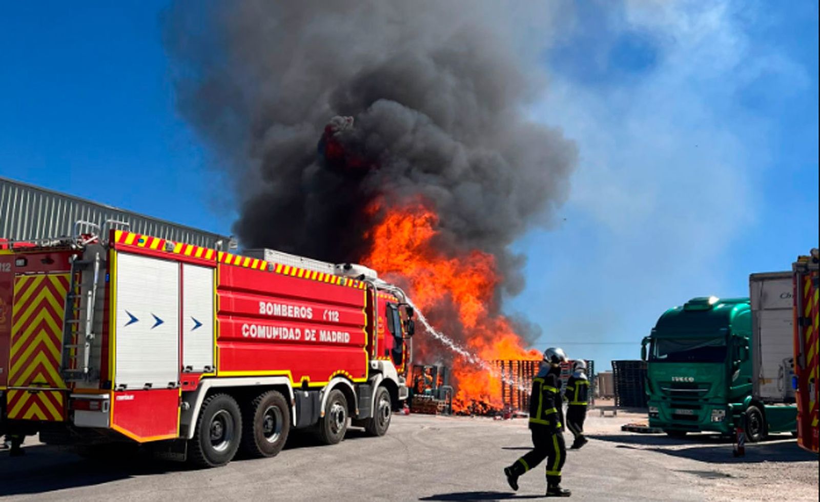Bomberos de la Comunidad apagan el incendio de unos palés en una nave de piensos de Arganda