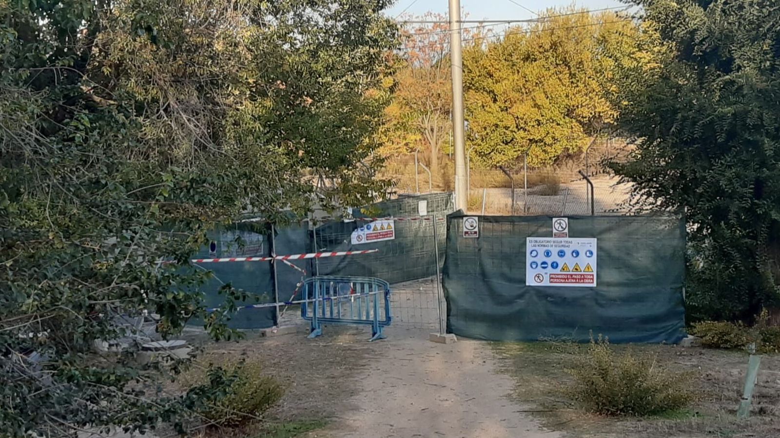 Zona de obras entre las vías del Metro Ligero Oeste y el talud del arroyo Meaques