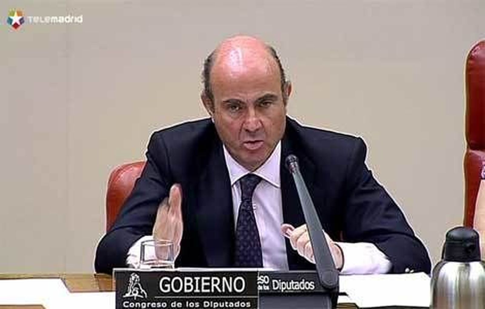De Guindos: la banca que requiera ayuda pública tendrá que segregar sus activos tóxicos