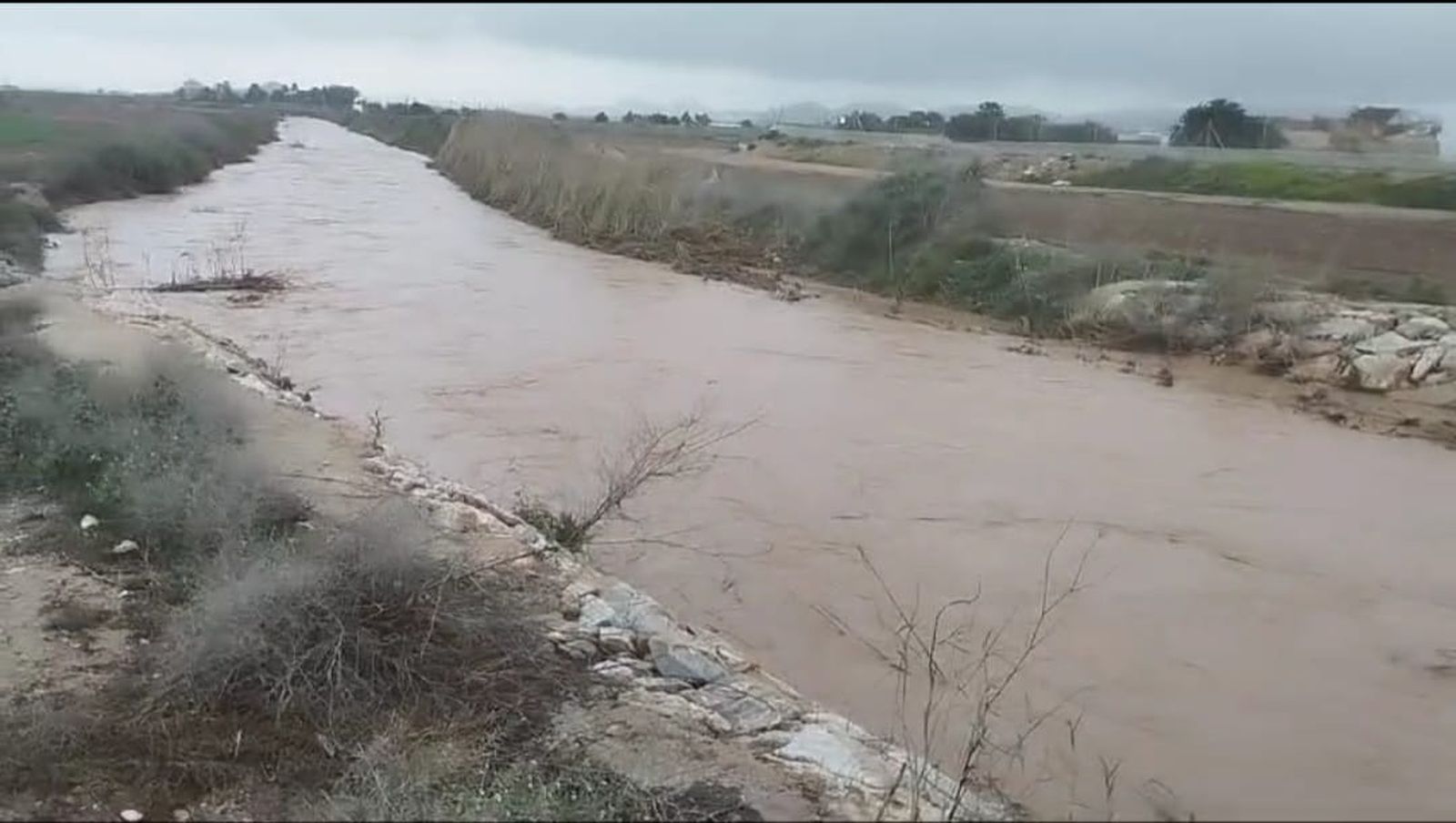 Imagen de la crecida de la rambla de El Albujón en la tarde del domingo 2 de marzo