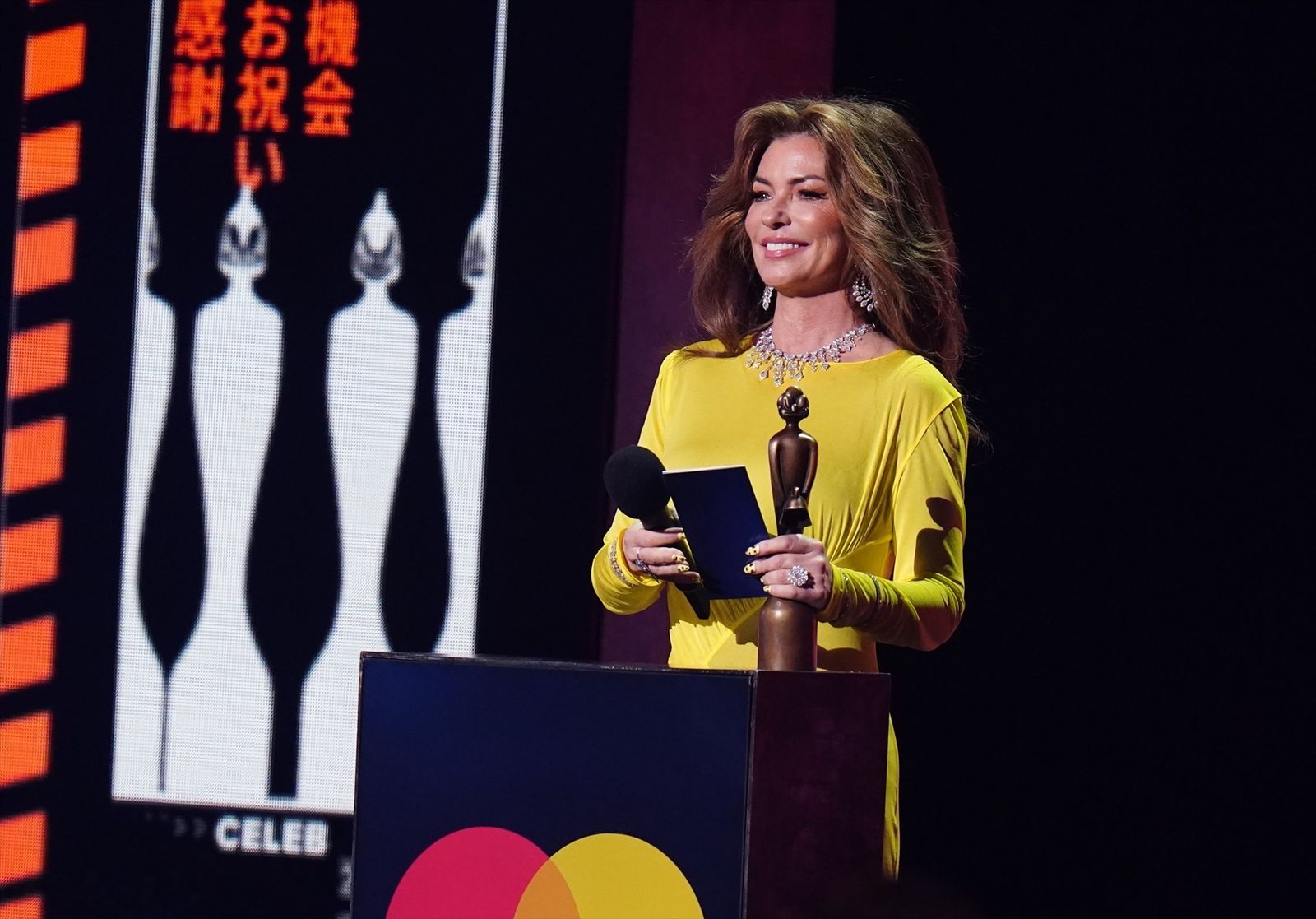 Shania Twain recibiendo el premio a la mejor canción durante el Brit Awards 2023