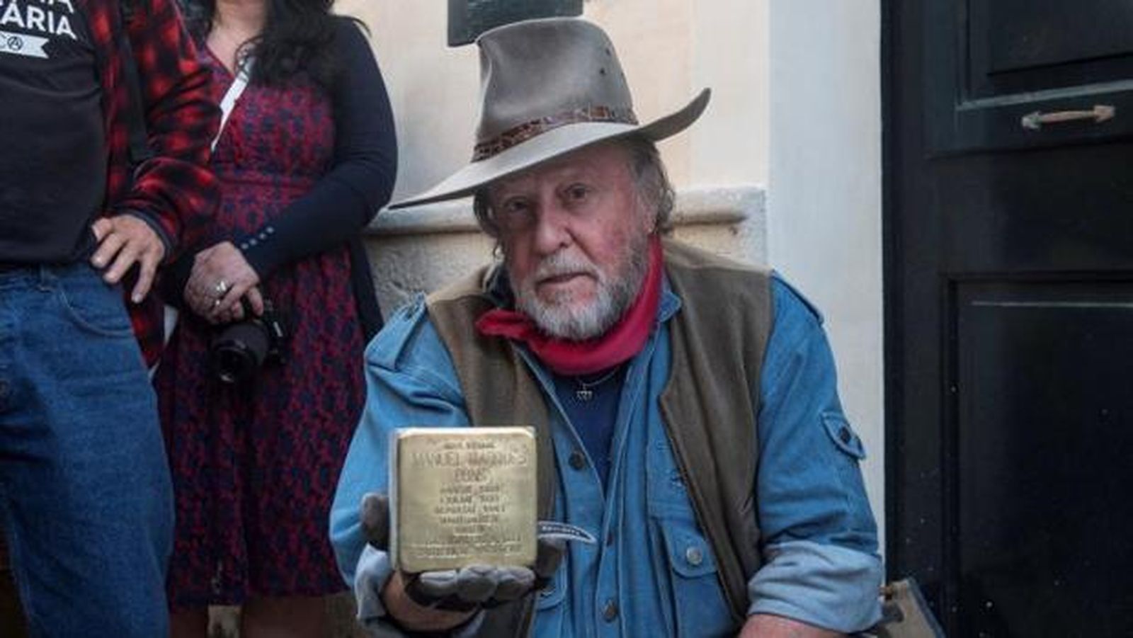 El artista Günter Demnig muestra uno de sus 'ladrillos de la memoria'