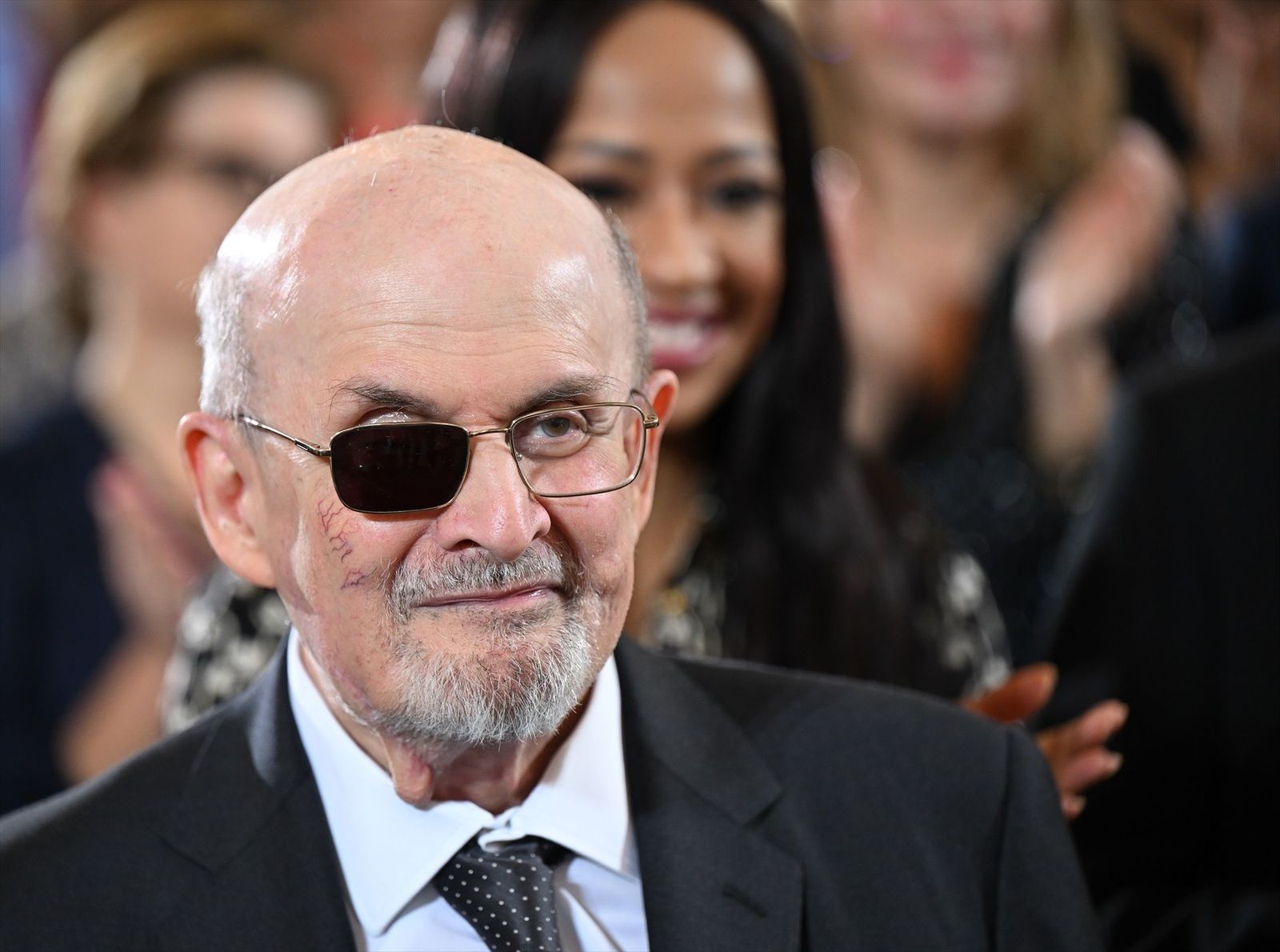 "Intentaste matarme porque no sabías reír", Salman Rushdie disecciona a su agresor en su nuevo libro, 'Cuchillo'