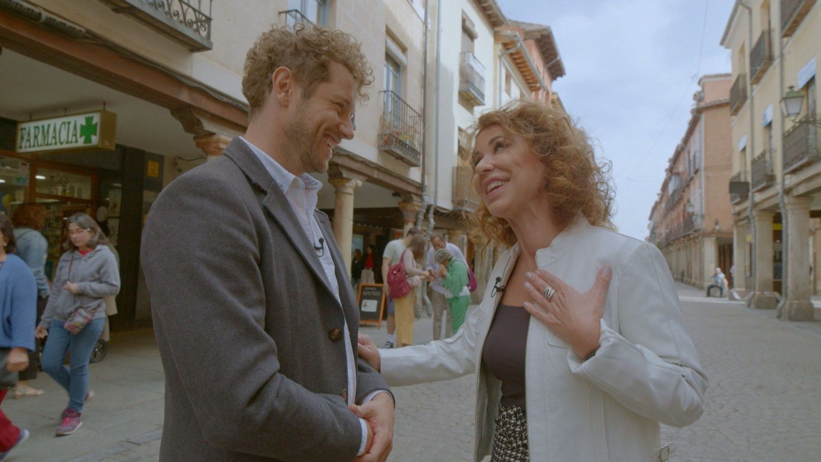 Un karaoke improvisado y una tapa de jamón en Alcalá de Henares junto a Vicky Larraz