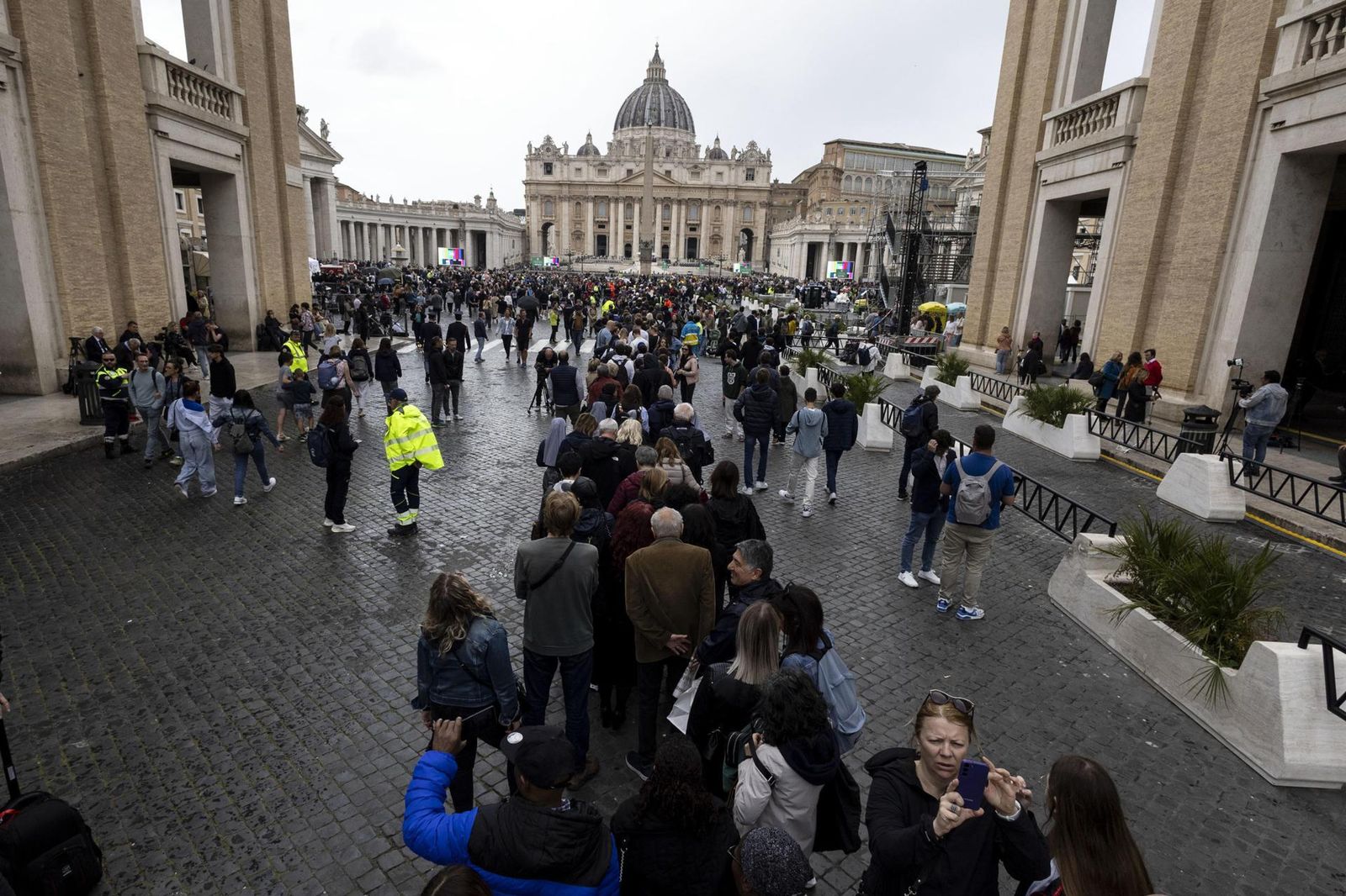 Largas esperas, emoción y multitud de recuerdos en el último adiós al Papa Francisco