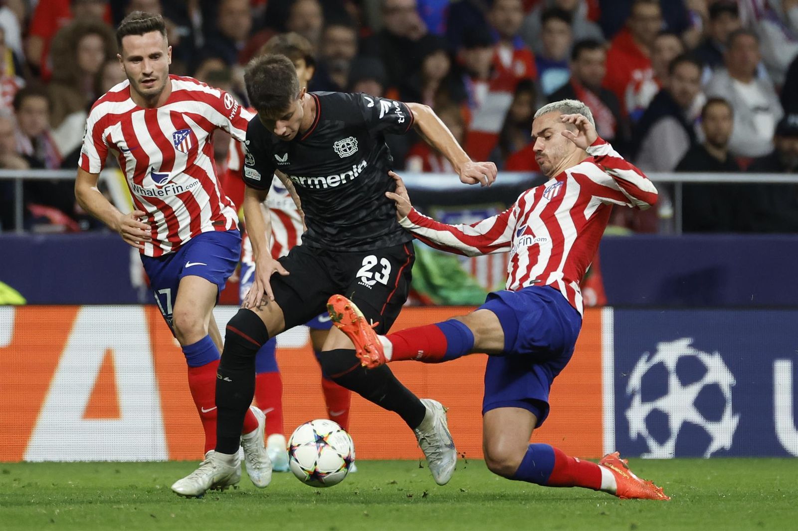 Saúl y Griezmann ante el Bayer Leverkusen