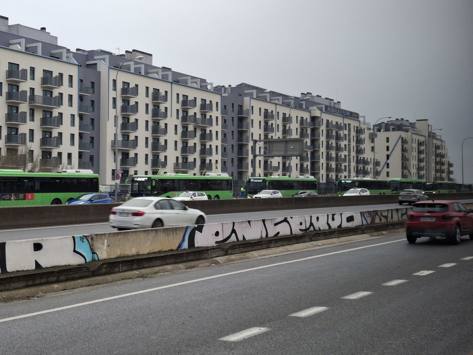 Fila de autobuses interurbanos en la A-5 a la altura de Cuatro Vientos