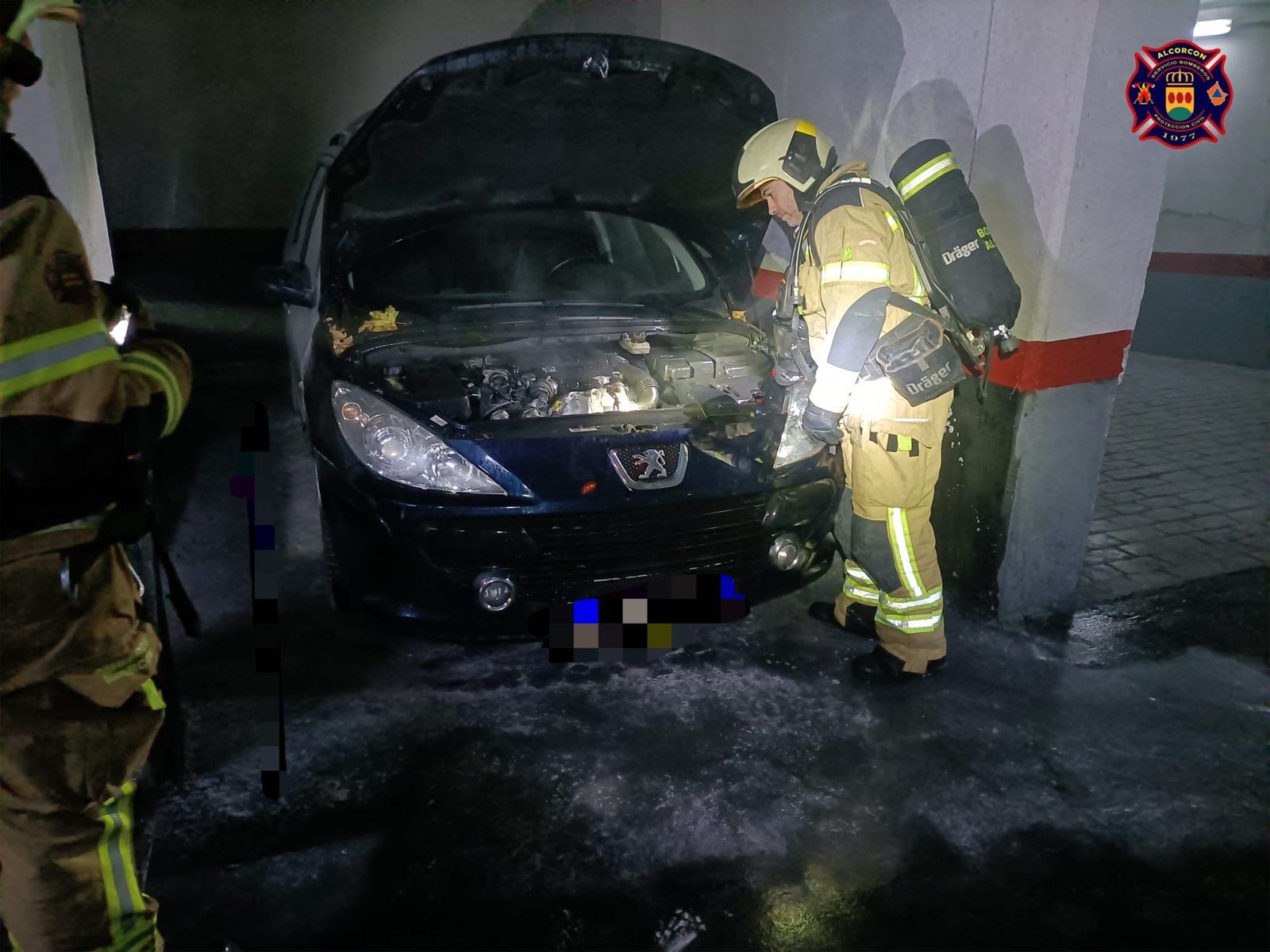 Incendio de un vehículo en un aparcamiento