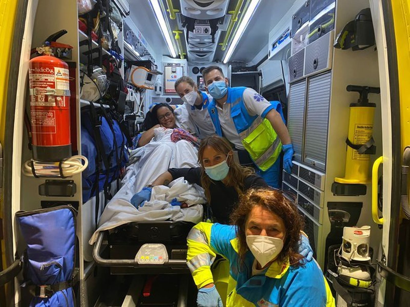 El equipo del Summa112 y la madre tras dar a luz, en el interior de la ambulancia