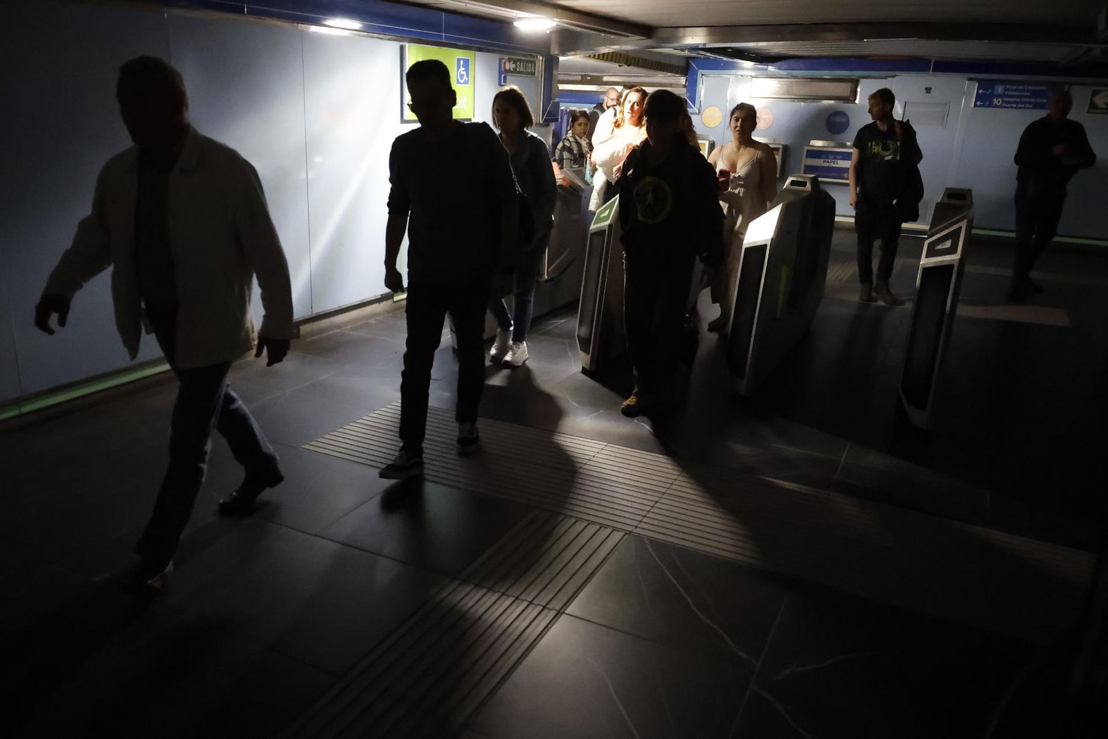 Usuarios del Metro de Madrid abandonan una de las estaciones tras el apagón