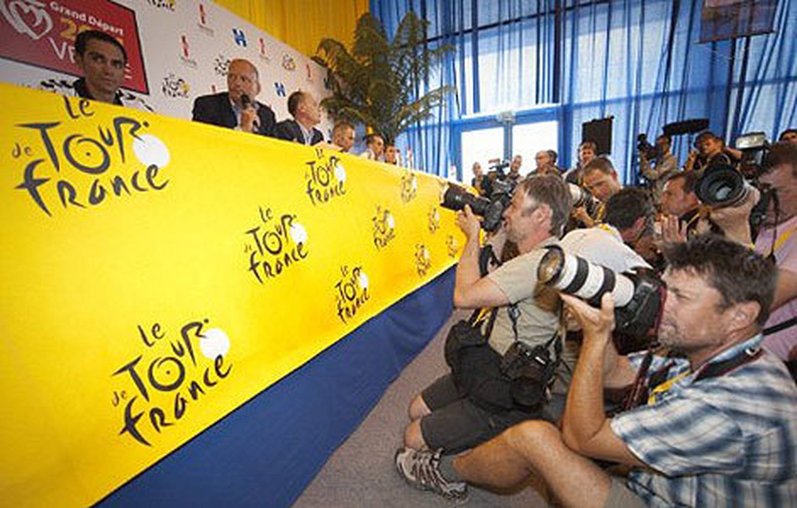 Carrusel: Alberto Contador, abucheado en la presentación del Tour