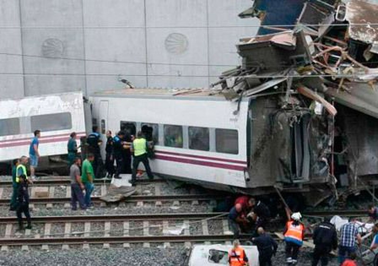 Tragedia en Santiago al descarrilar un tren que cubría la ruta Madrid-Ferrol