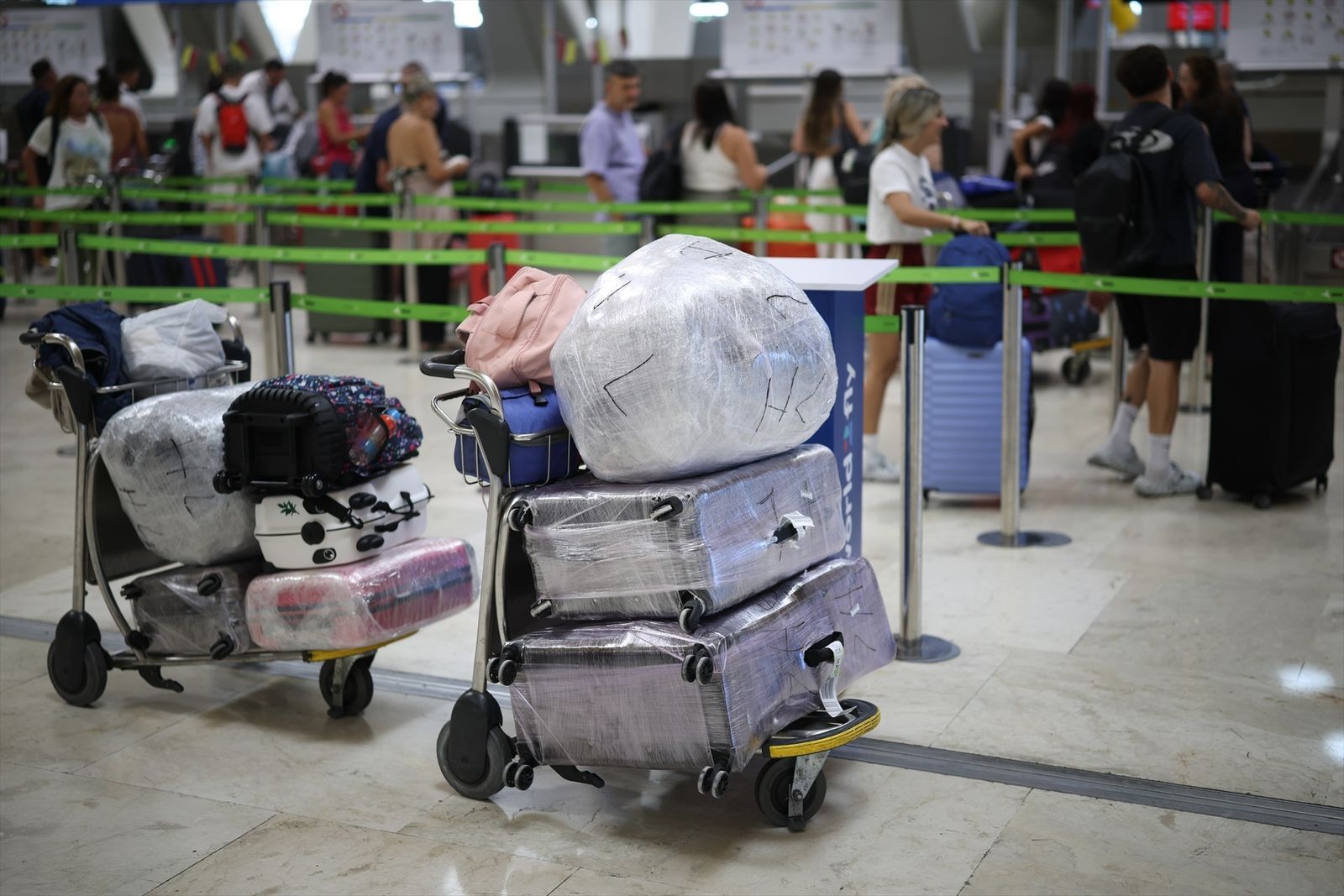 Maletas en un carrito en el Aeropuerto Adolfo Suárez Madrid-Barajas