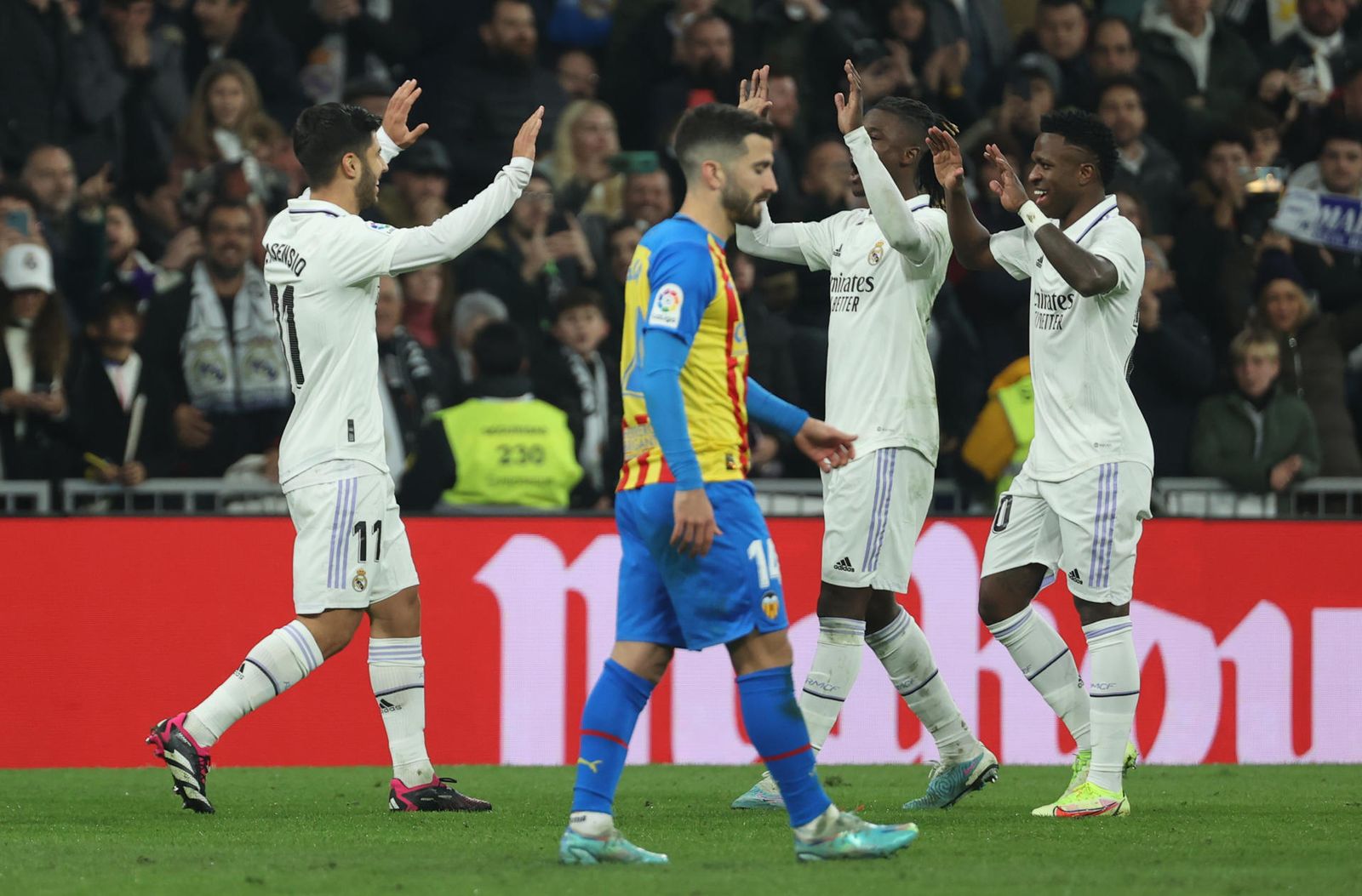 Asensio, Camavinga y Vinícius celebran un gol del Real Madrid ante el Valencia