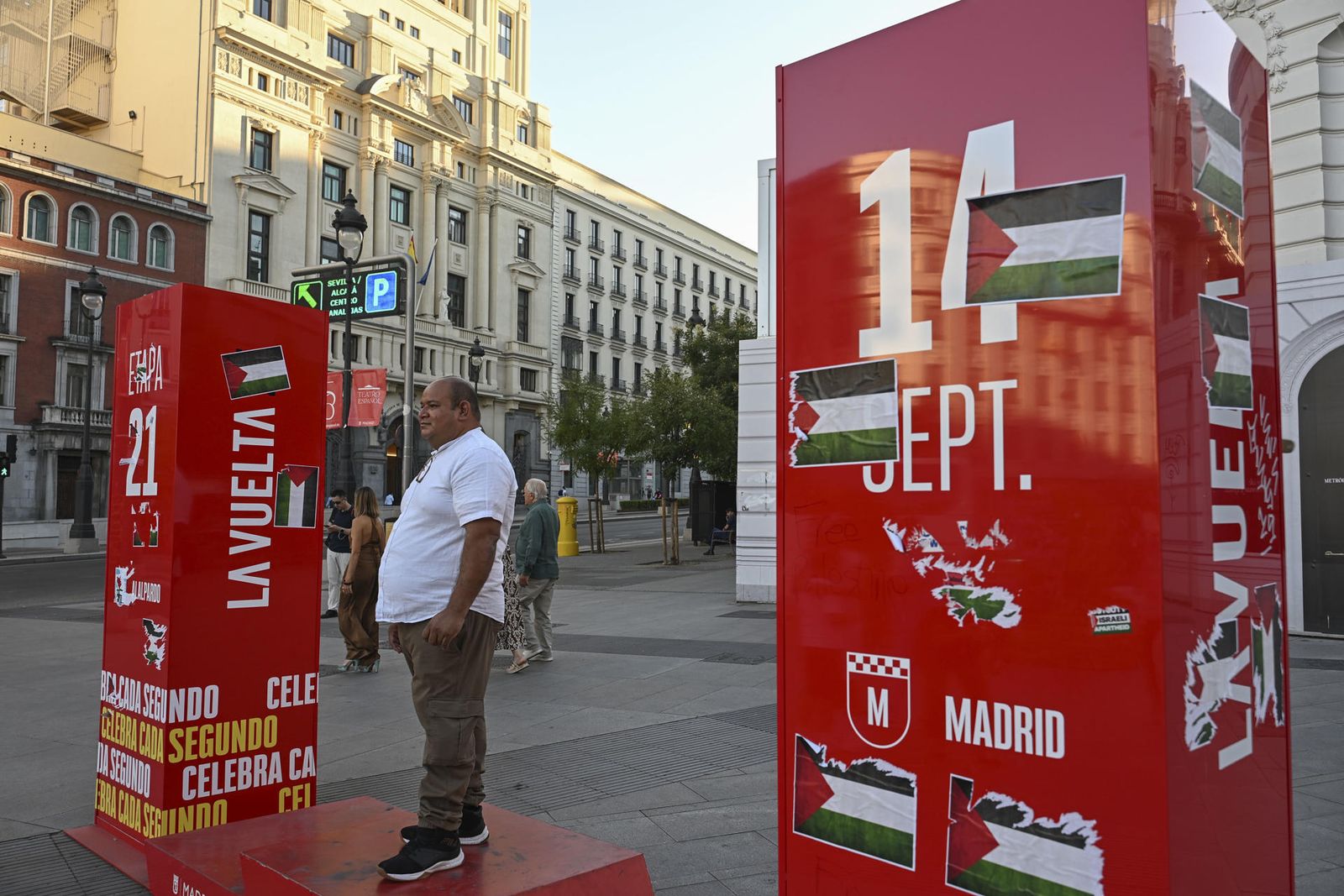 Un podio de la Vuelta Ciclista a España con pegatinas de la bandera de palestina instalado en Madrid