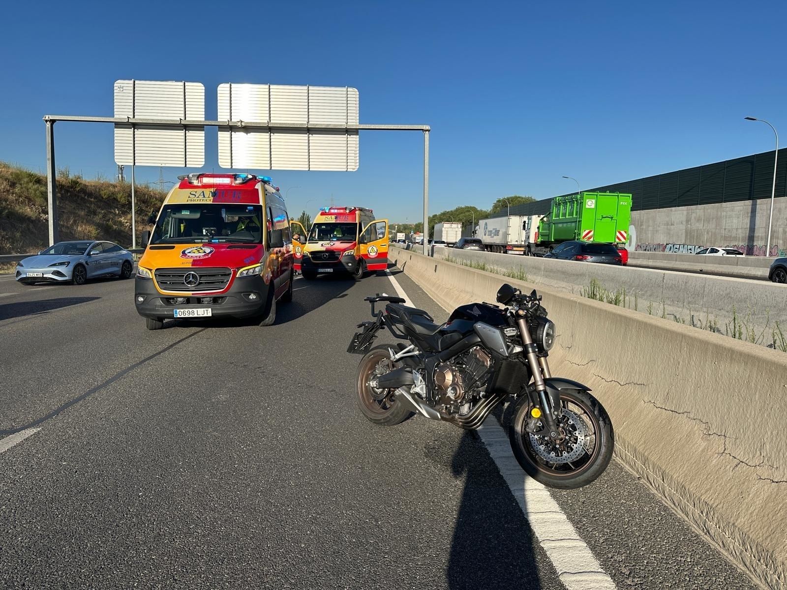 Grave una motorista tras chocar con un coche en Puente de Vallecas