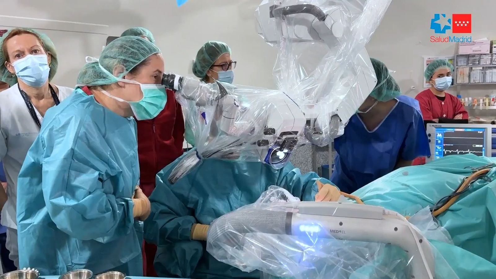 La Paz marca un hito en España con el primer implante coclear asistido por un robot