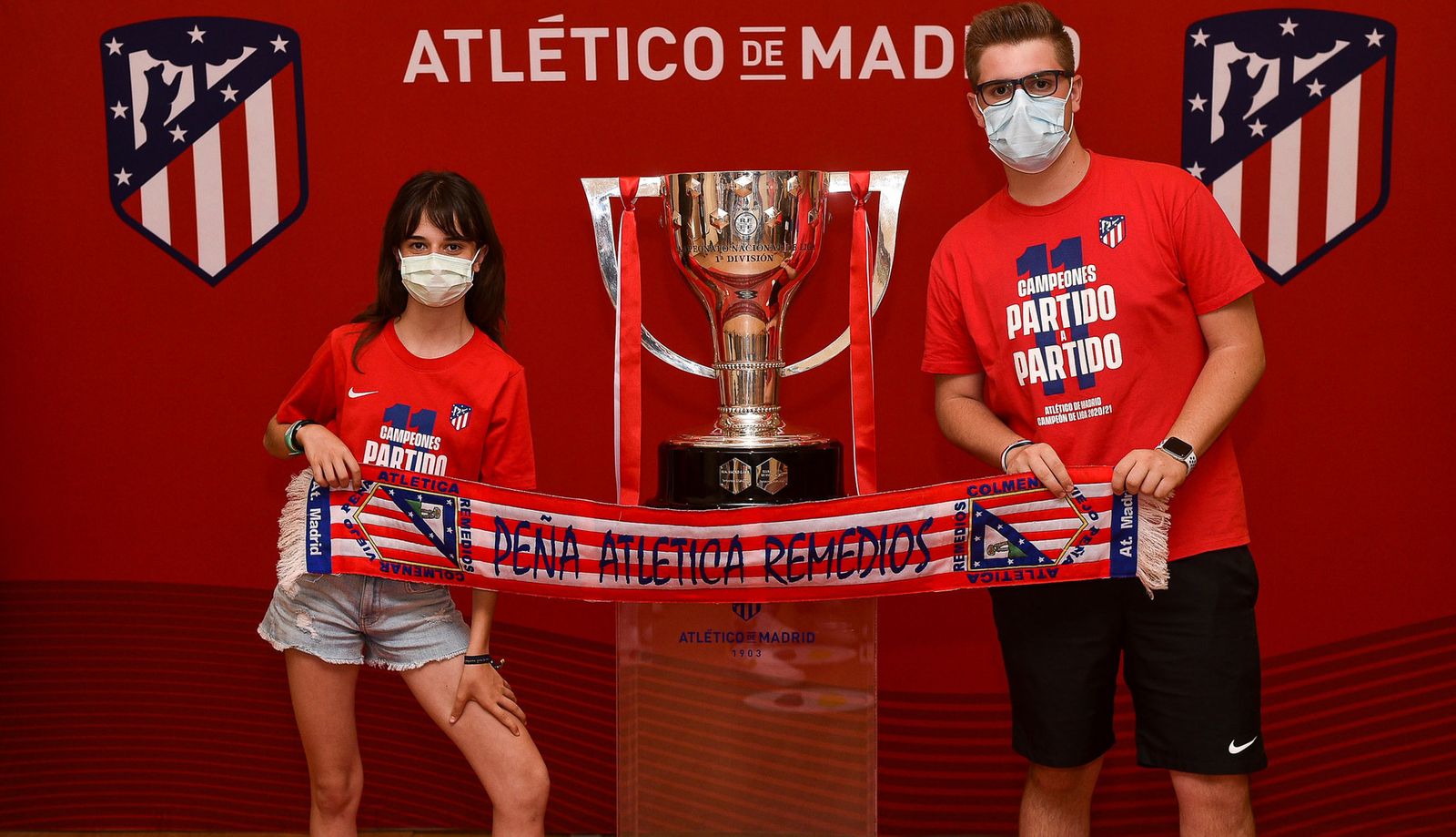La Copa de la Liga 2020/21 del Atlético de Madrid visita Alcorcón para que sus aficionados puedan fotografiarse con el trofeo liguero