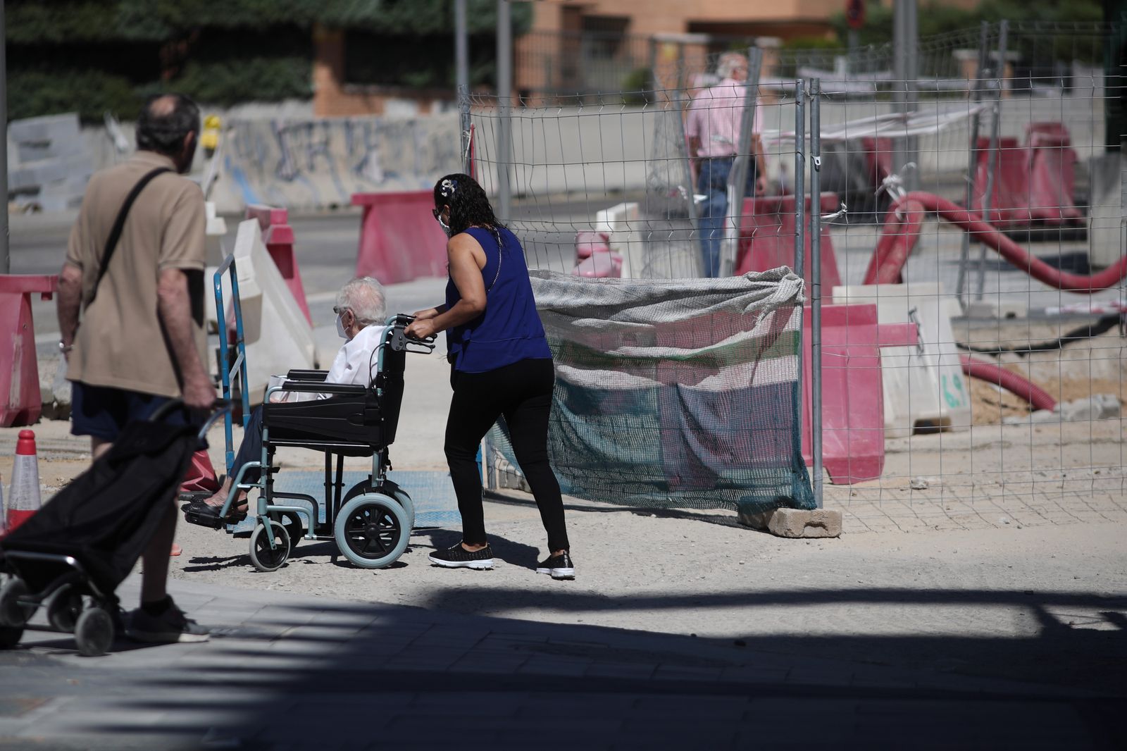Personas atraviesan la zona de obras en la operación Mahou-Calderón