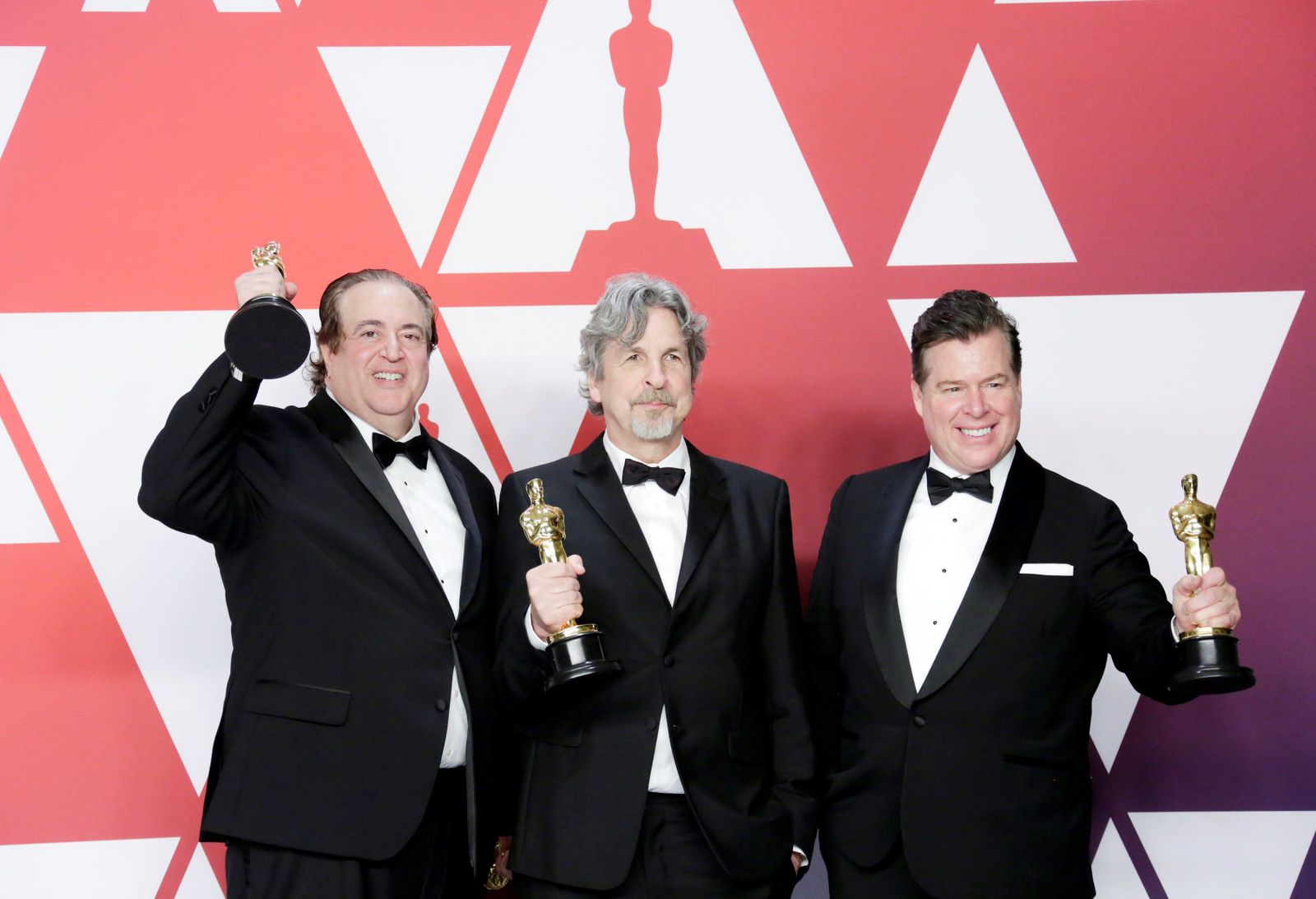 Nick Vallelonga, Peter Farrelly y Brian Currie posan con su estuatuilla al mejor guión original por "Green Book"