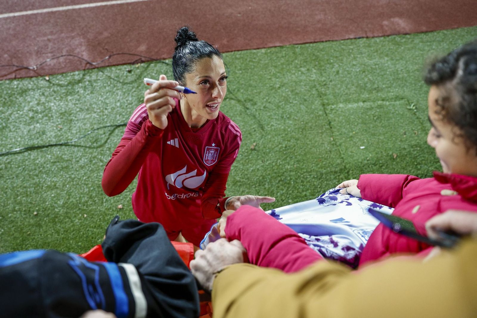 El público muestra su respaldo a Jenni Hermoso en el entrenamiento de la Selección
