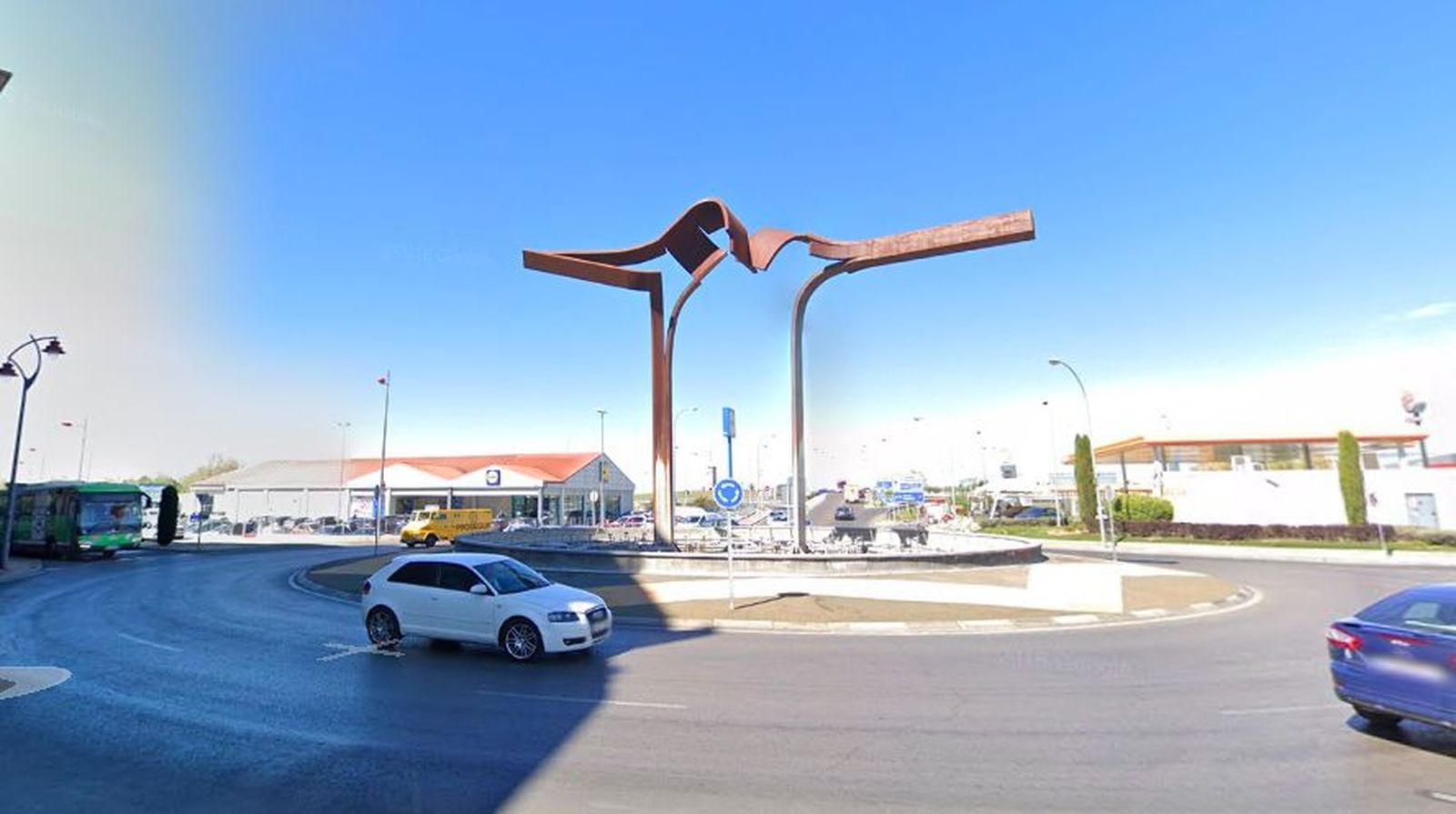 Imagen de la fuente ornamental en la avenida de Ronda, en Parla
