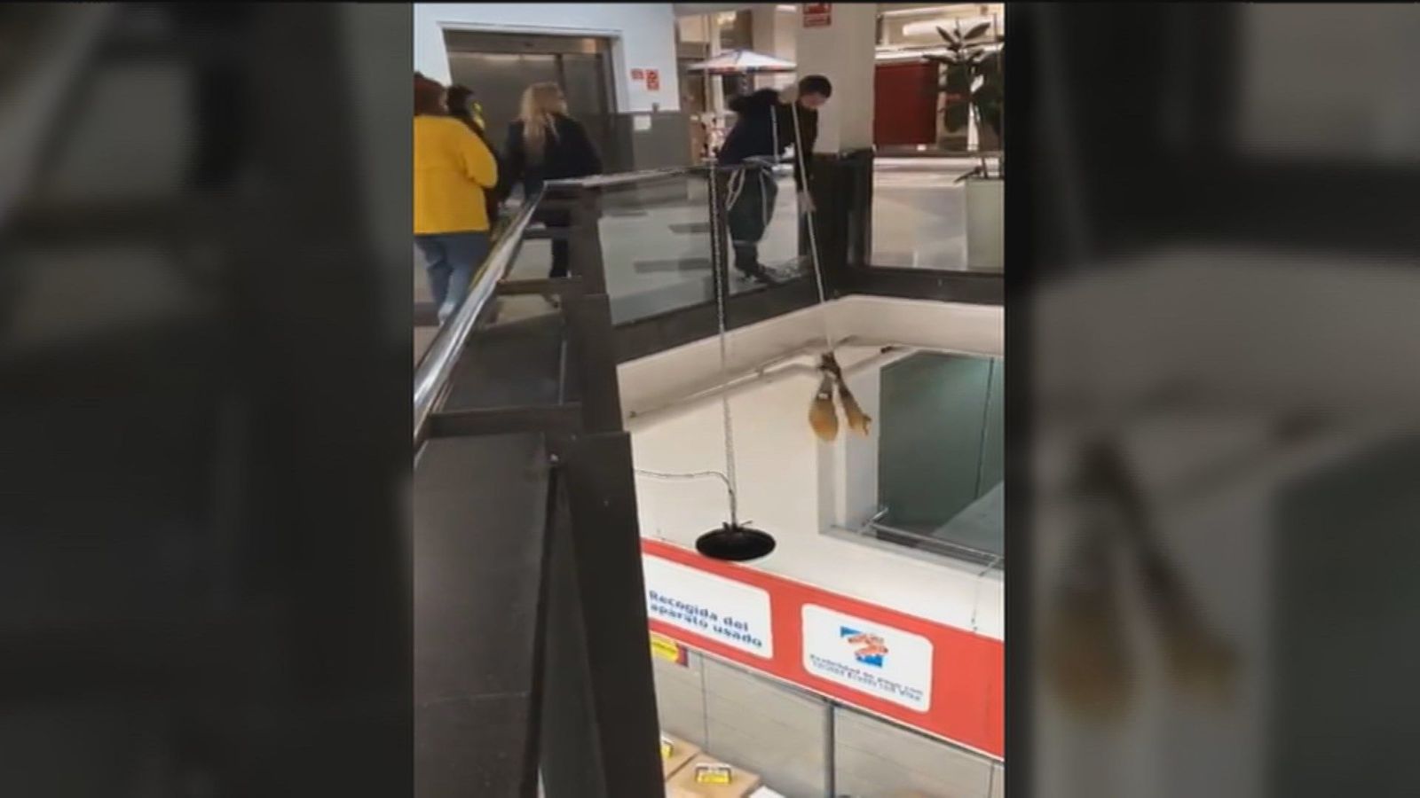Roban jamones con una cuerda en un supermercado de Guadalajara