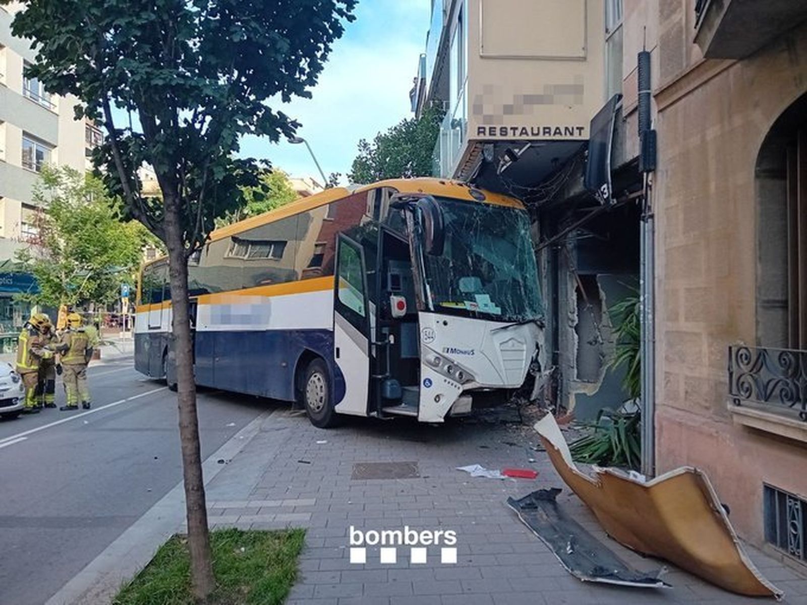 Un autobúschoca contra un hotel en Molins de Rei
