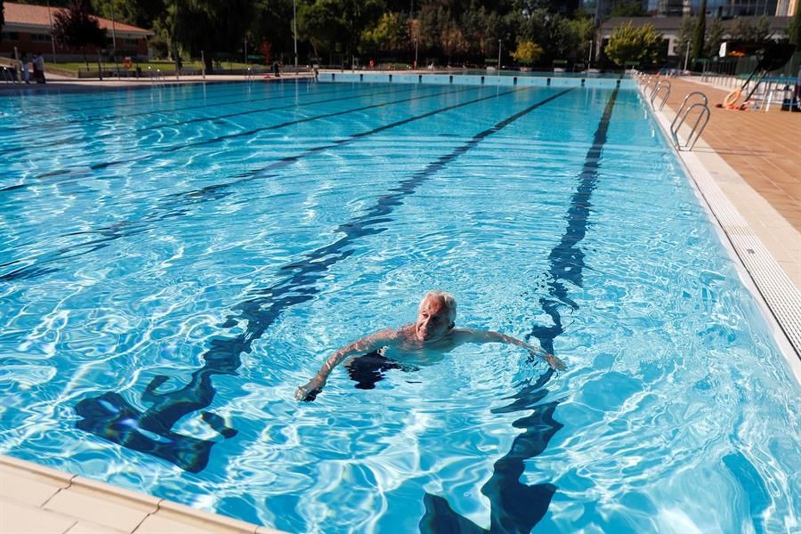 El primer chapuzón en las piscinas de Madrid alivia en calor de muchos madrileños