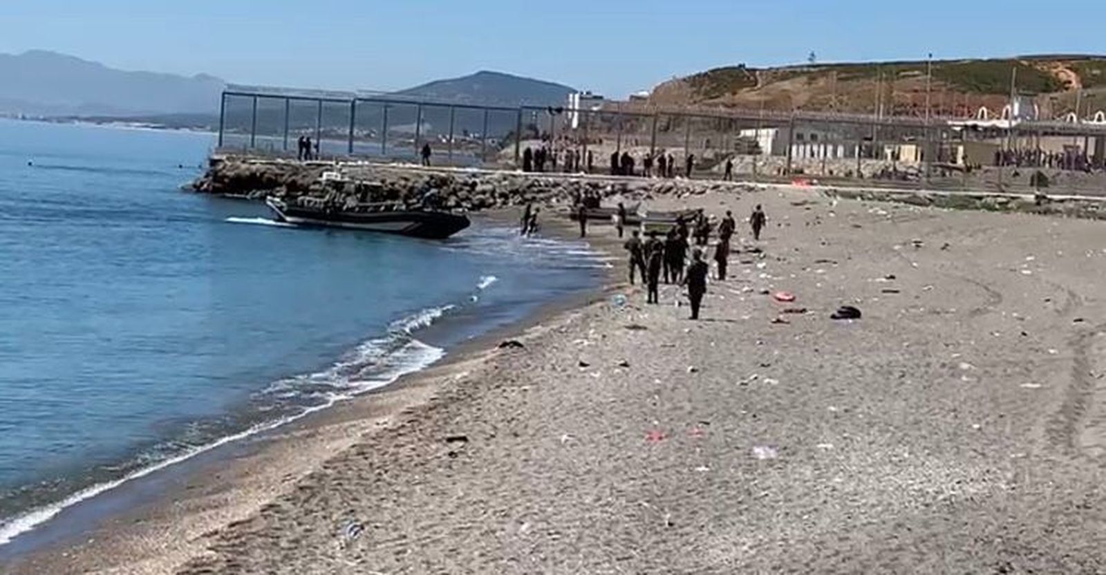 Lancha de la Guardia Civil llevando a tierra a inmigrantes