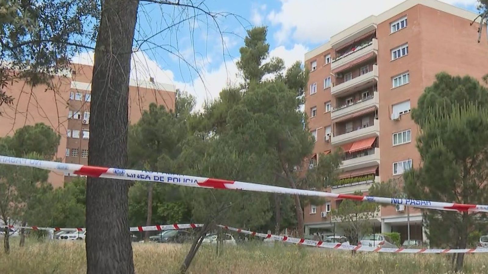 Aparece un carrito y ropa de bebé con sangre en Barajas
