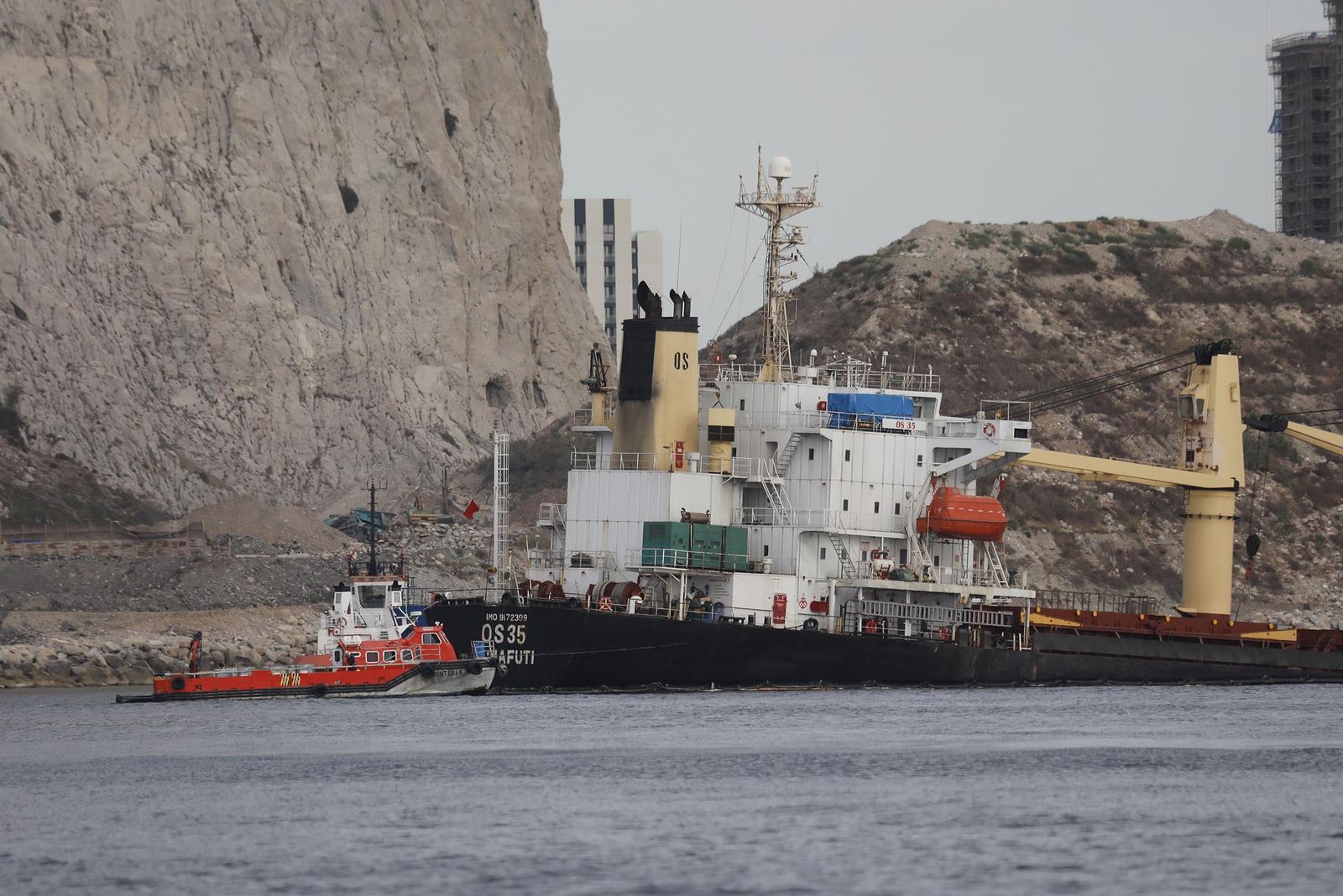 Extracción de los hidrocarburos que quedan en el buque embarrancado frente a las costas de Gibraltar