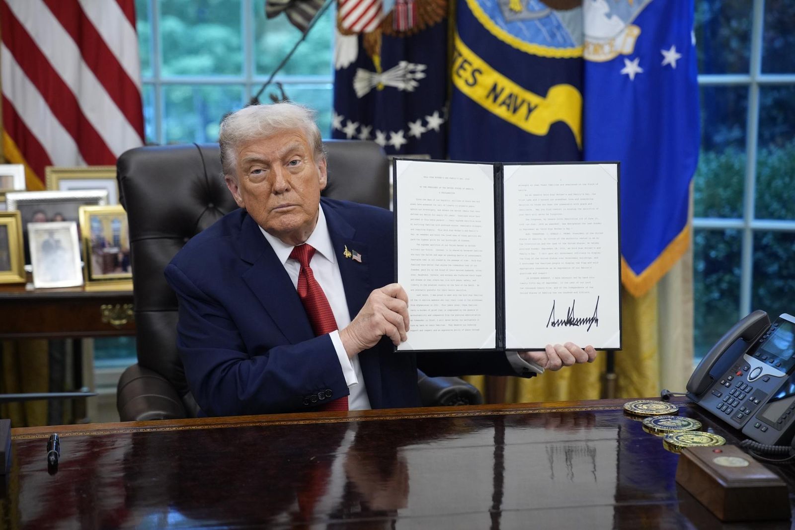 Donald Trump muestra la orden ejecutiva que hace efectivo el funcionamiento legal de TikTok en EE.UU.