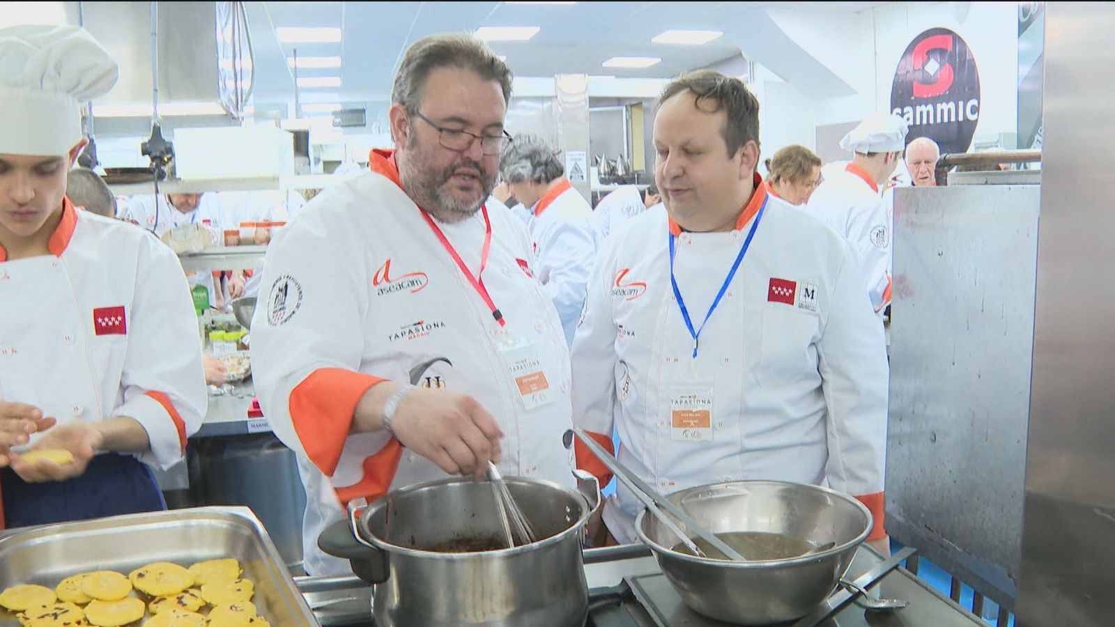 Productores, influencers y políticos se visten de cocineros para crear la tapa más castiza en Tapasiona