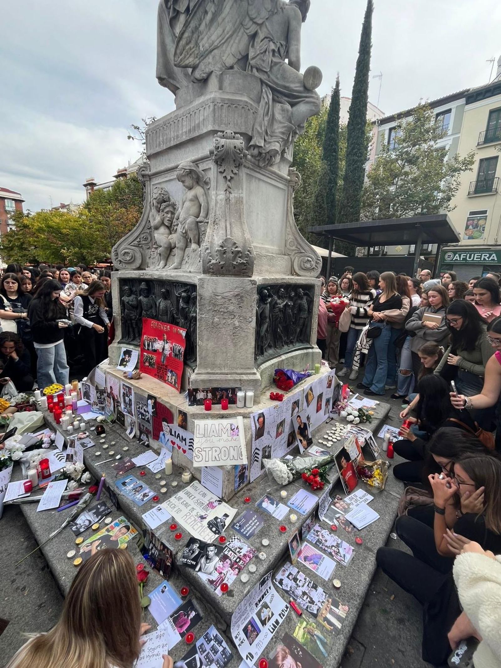 Homenaje a Liam Payne en la Plaza Santa Ana
