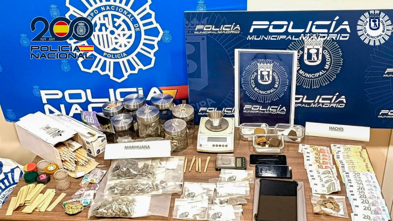 Material incautado por la policía en un club de fumadores de San Blas