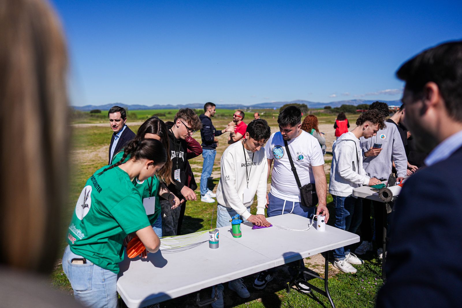 Preparativos para el lanzamiento de los 'can-sat' en el aeródromo de Brunete