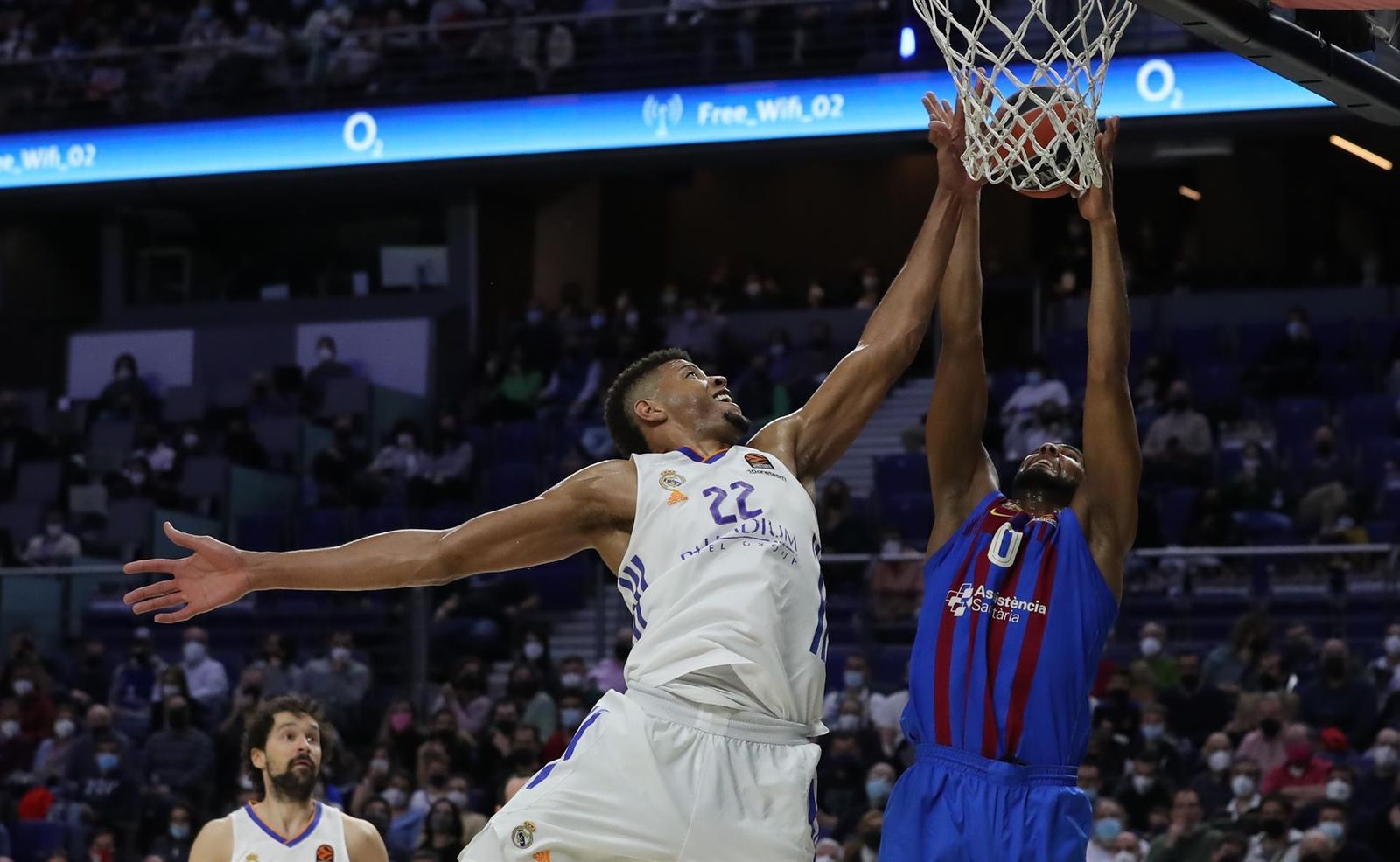 Walter Tavares intenta taponar a Brandon Davies