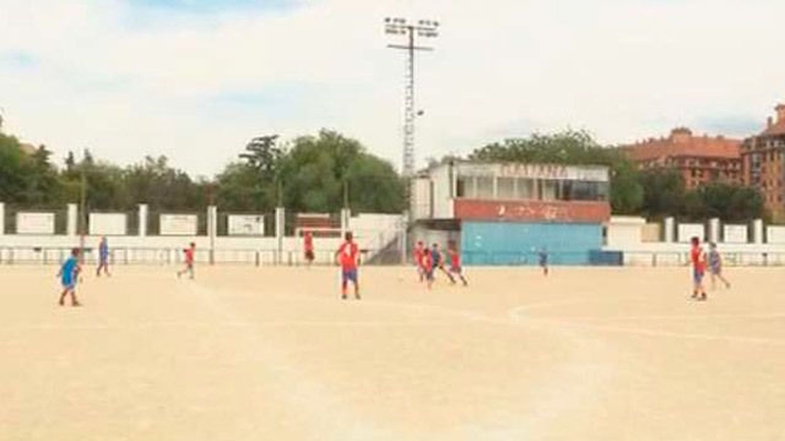 Los vecinos de Orcasitas reclaman la rehabilitación del campo de fútbol de Usera