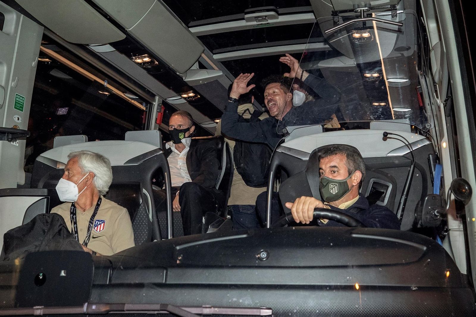 Simeone, en el autobús del Atlético de Madrid llega esta noche a la Ciudad deportiva Wanda