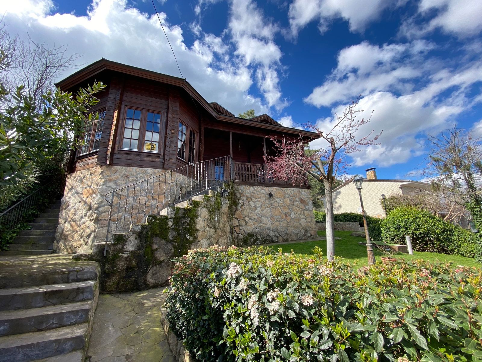 Y esta entrañable casita de madera y piedra junto al pantano de San Juan es primera casa que tuvo el cantante David Otero.