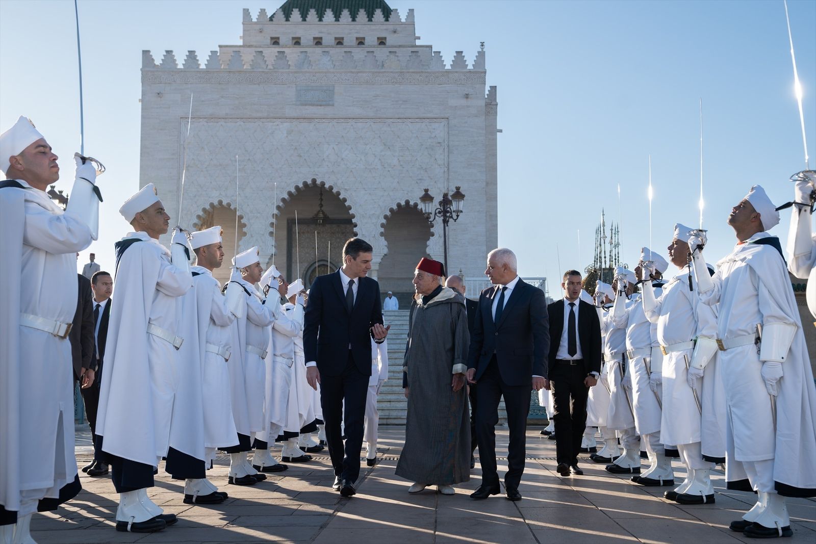 El presidente del Gobierno, Pedro Sánchez; el historiador del Reino de Marruecos y portavoz del Palacio Real, Abdelhak Lamrin y el ministro de Sanidad y Protección Social de Rabat, Khalid Ait Taleb, después de visitar el Mausoleo de Mohamed V