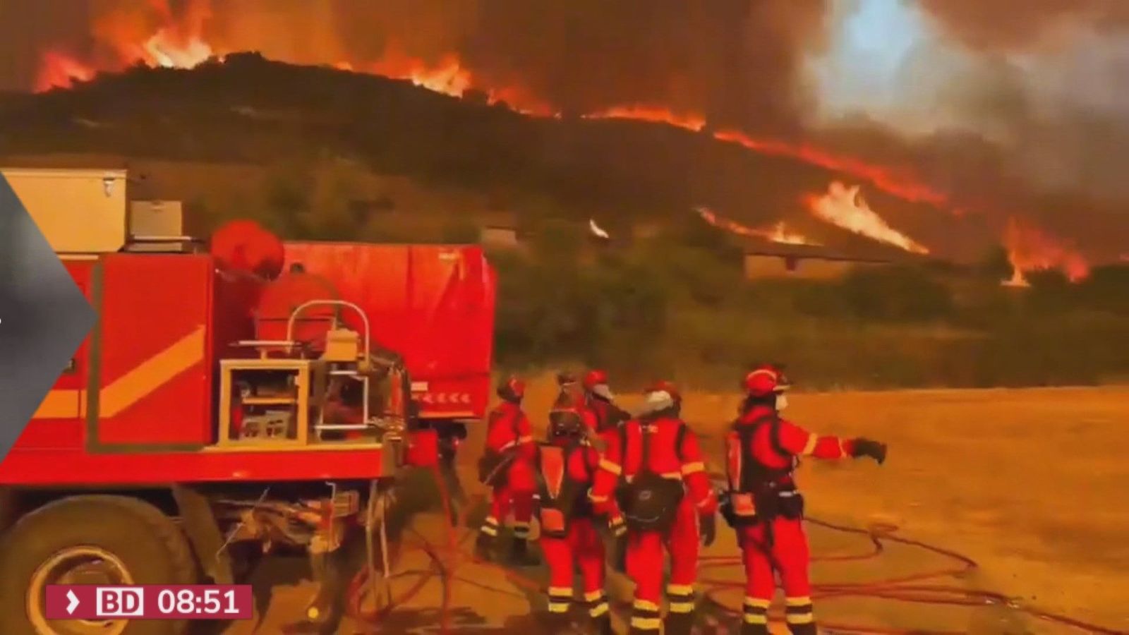 Cuatro pueblos evacuados en Zaragoza por el incendio forestal en Orés que ha puesto en peligro a los bomberos que trabajan en la zona