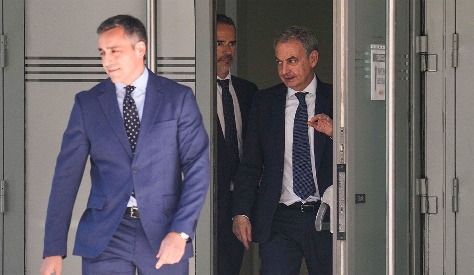 Zapatero, sale sin cautelares, tras negar haber influido en el rescate de Plus Ultra