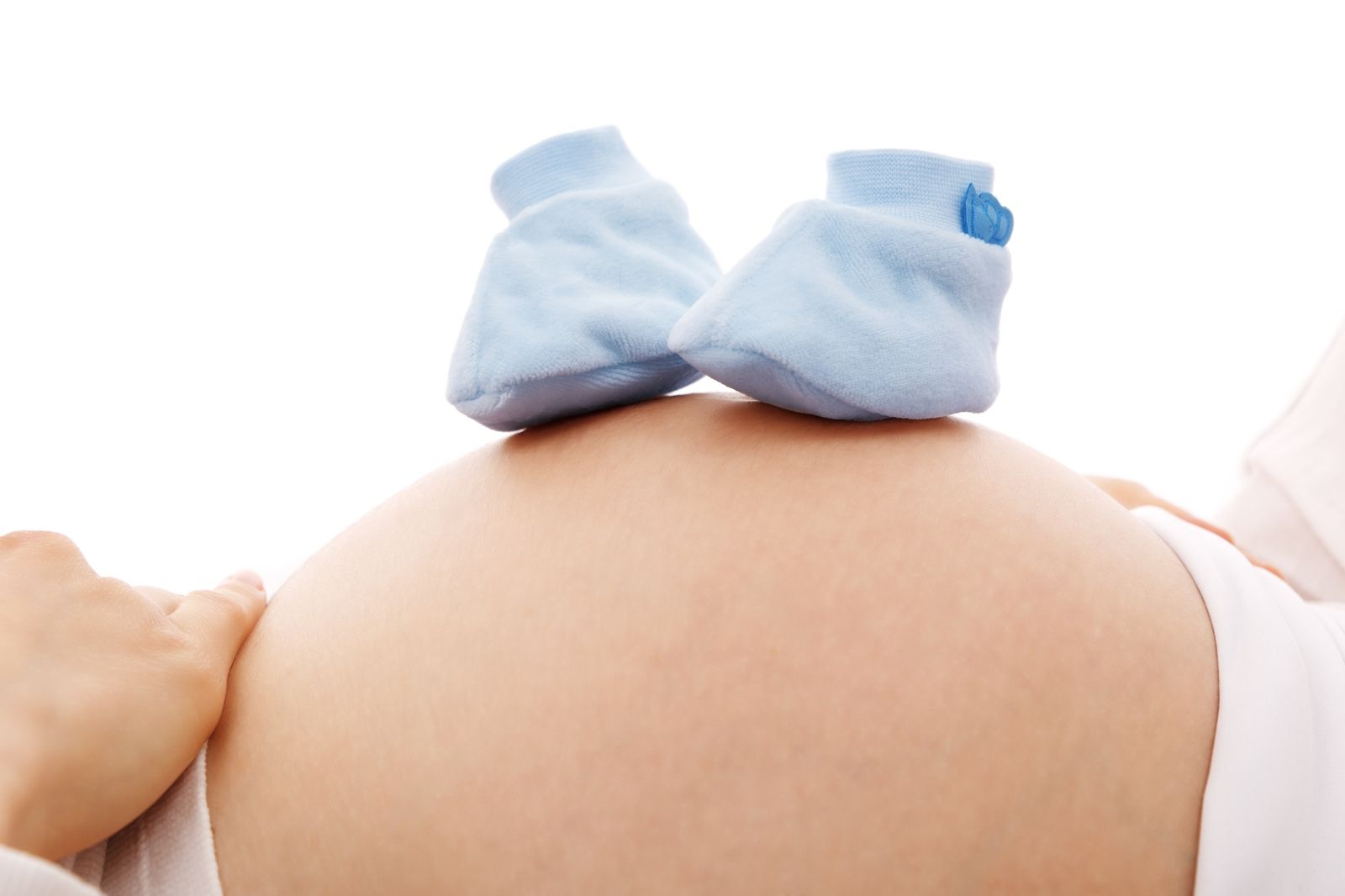 Una mujer embarazada con unos patucos azules