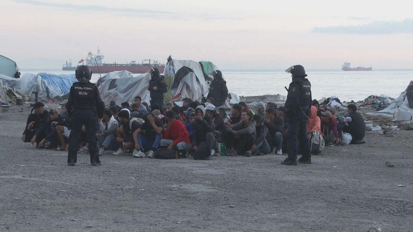 Miles de inmigrantes continúan campando por Ceuta tras el desalojo del tercer gran campamento