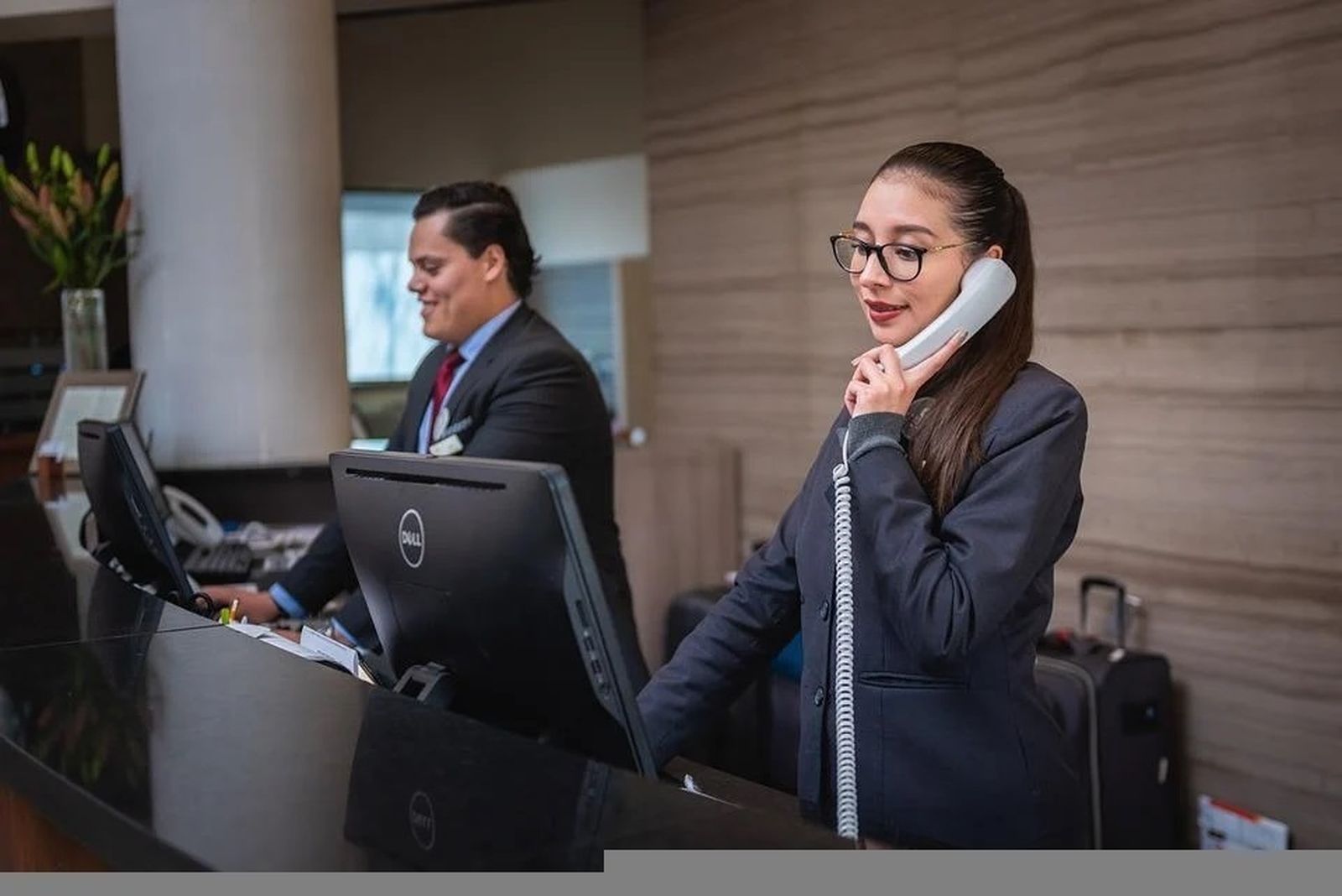 Recepcionistas en un hotel