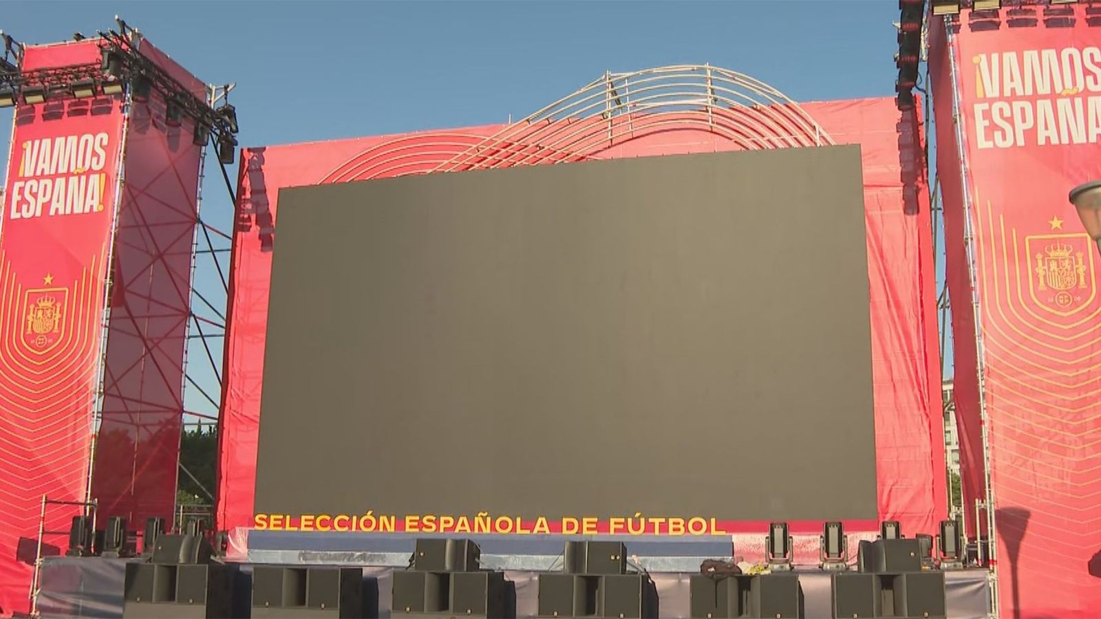 Pantalla gigante, exposición de trofeos y música en vivo en Colón en el debut de España